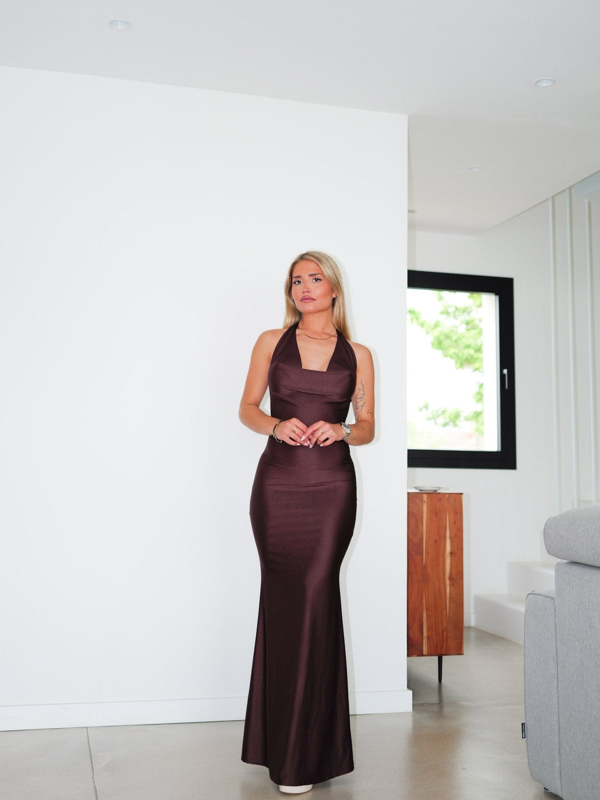 Vestido longo em cascata, cor de chocolate