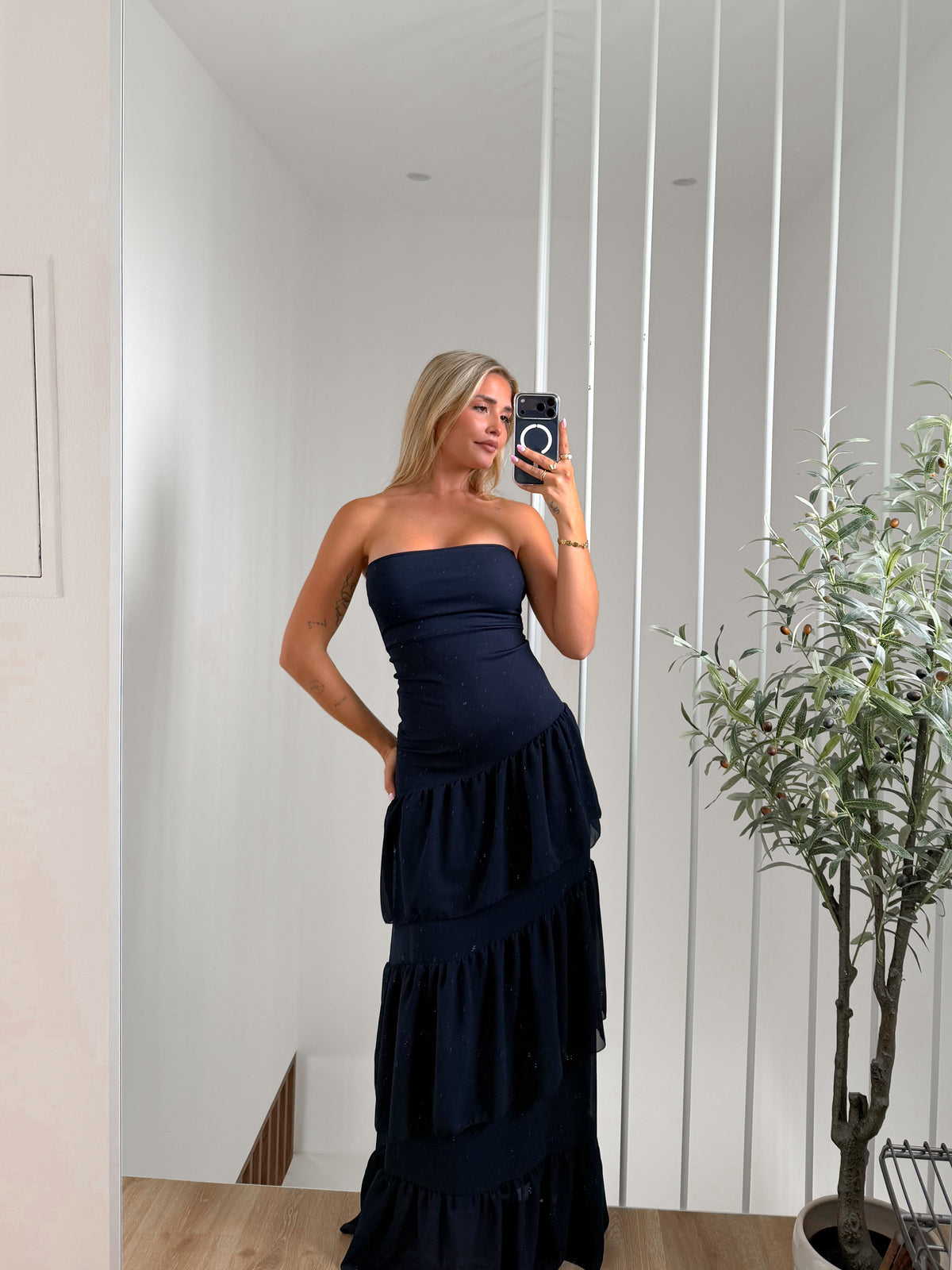 Vestido cai-cai com folhos assimétrico azul-marinho