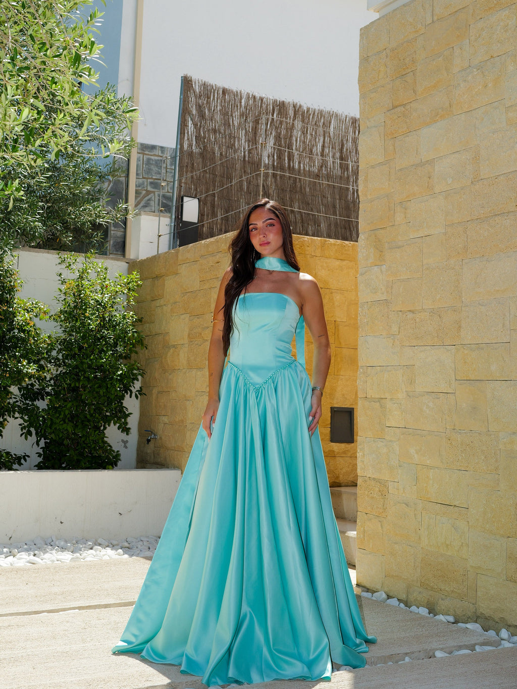 Vestido comprido com cintura decorada com pérolas turquesa