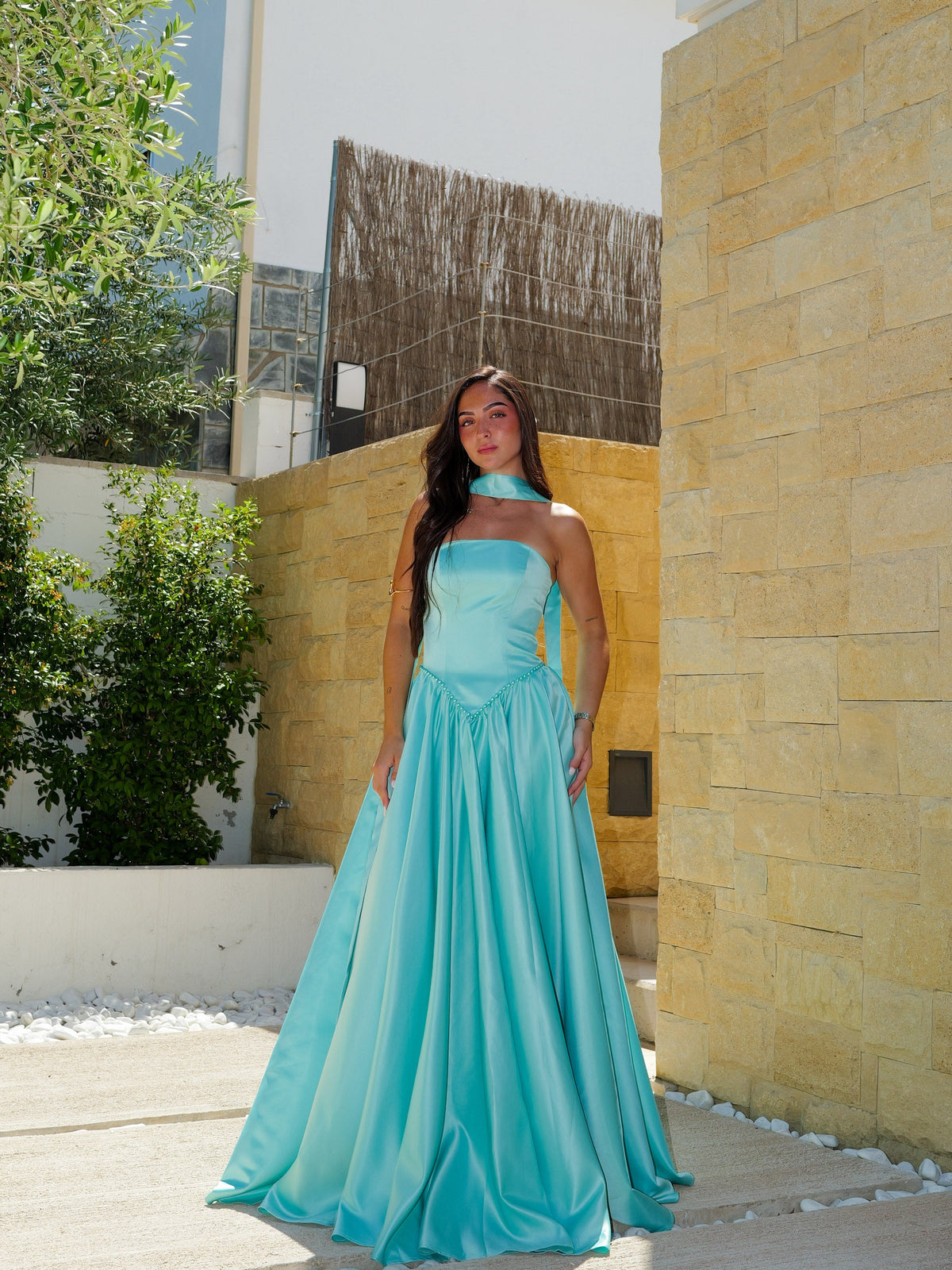 Vestido comprido com cintura decorada com pérolas turquesa