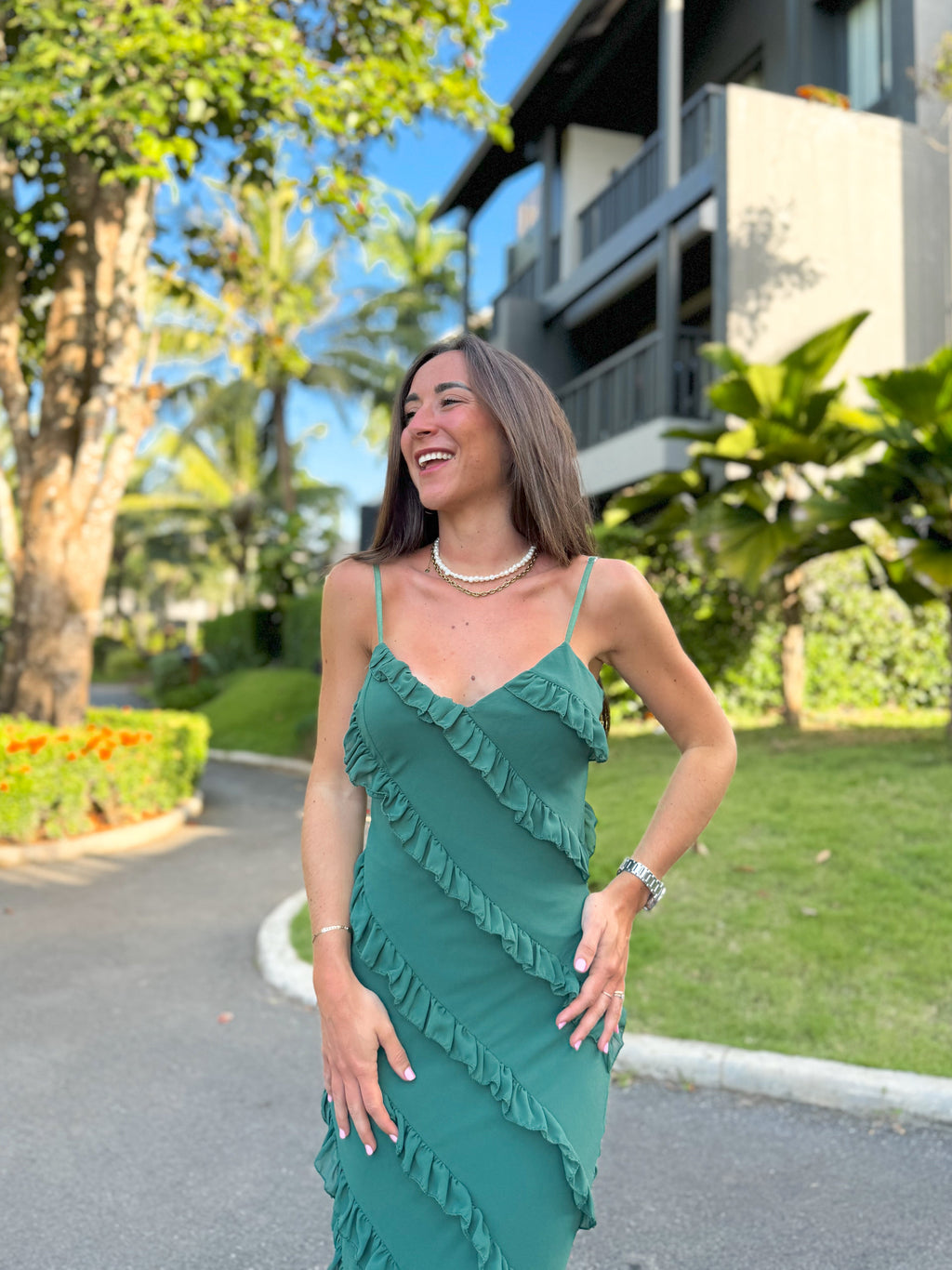 Vestido com folhos em crepe cor de garrafa