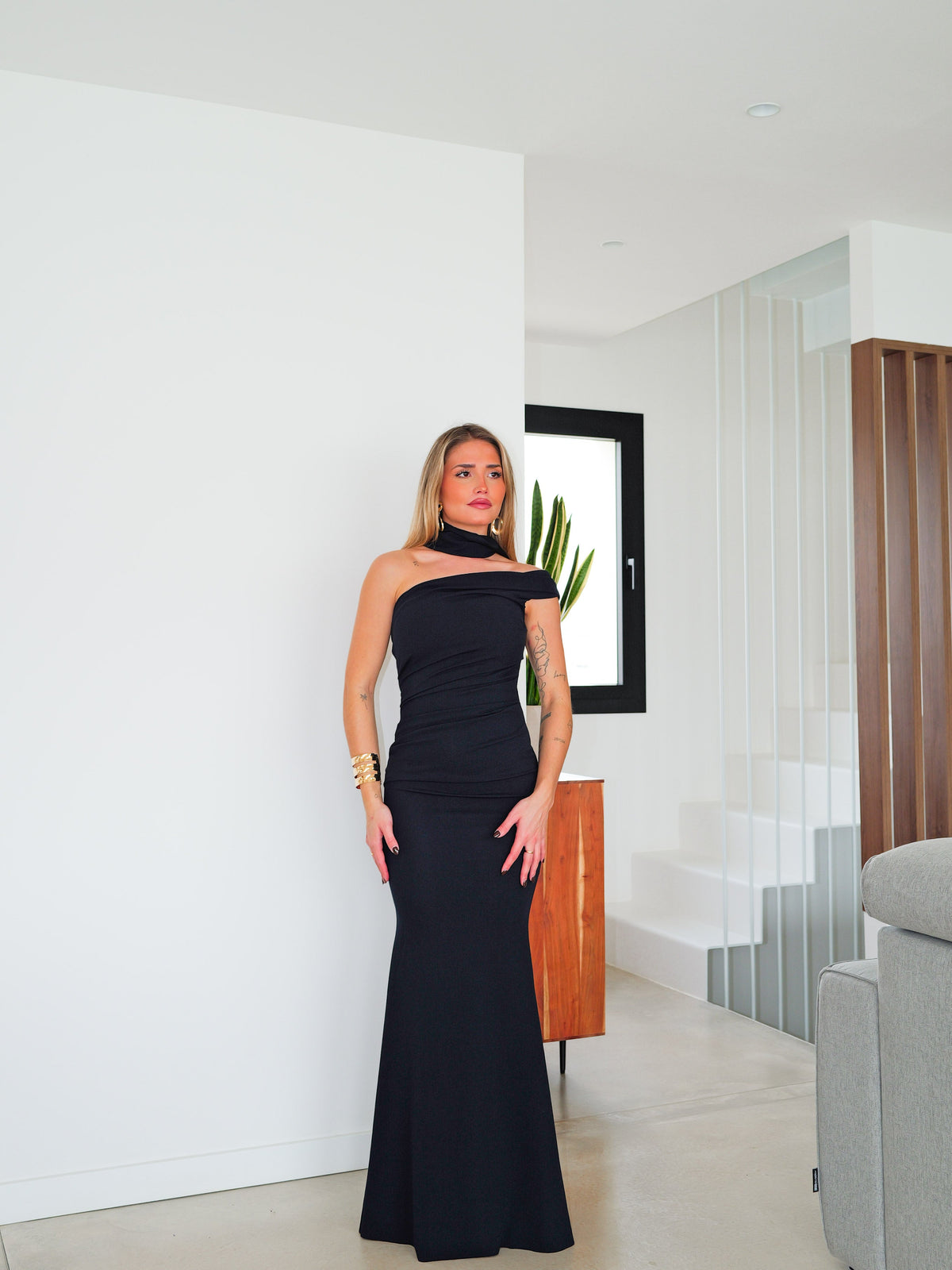 Vestido com gola choker e franzido assimétrico, cor azul-marinho