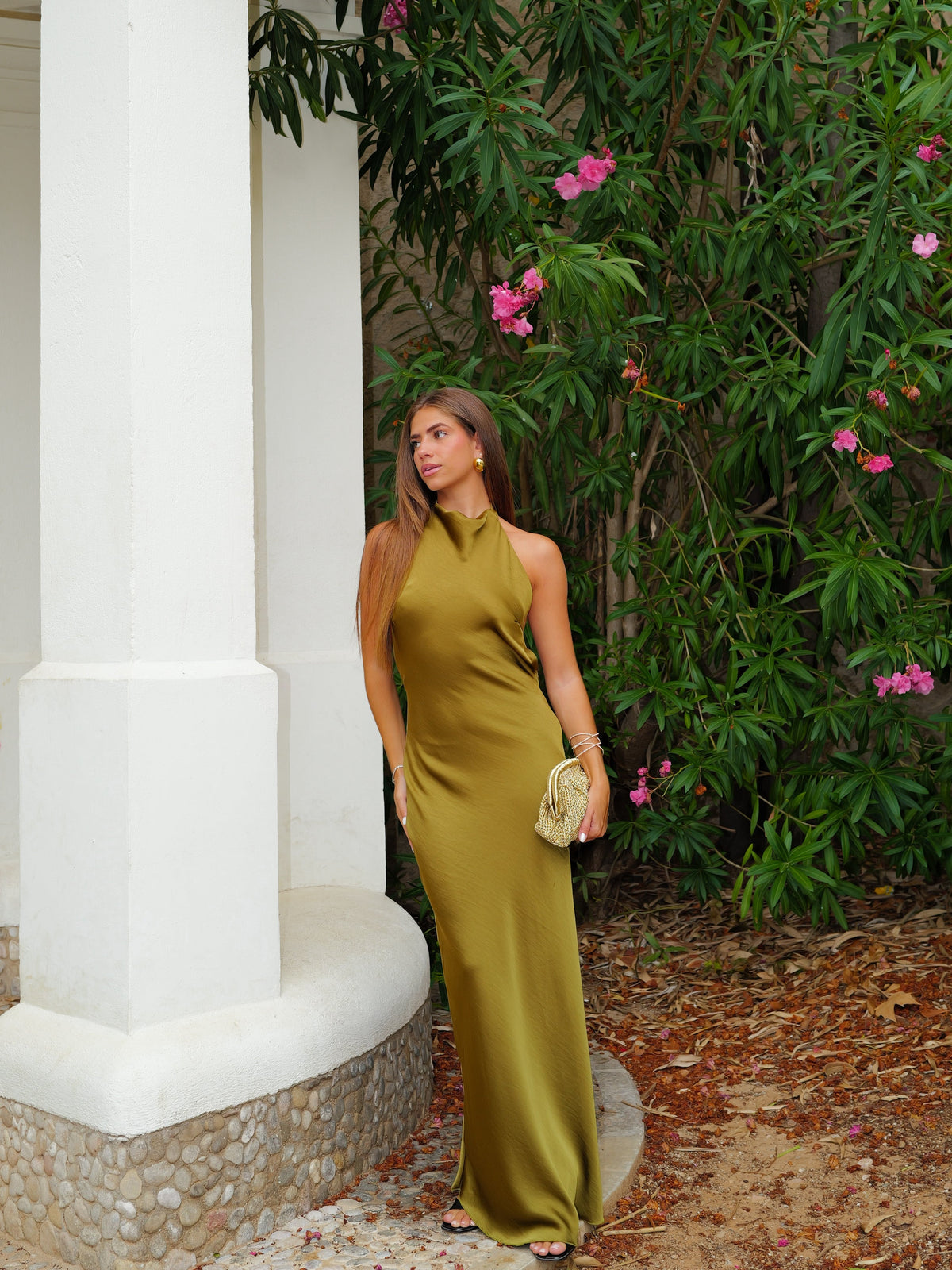 Vestido halter em cetim com costas em tom de azeitona