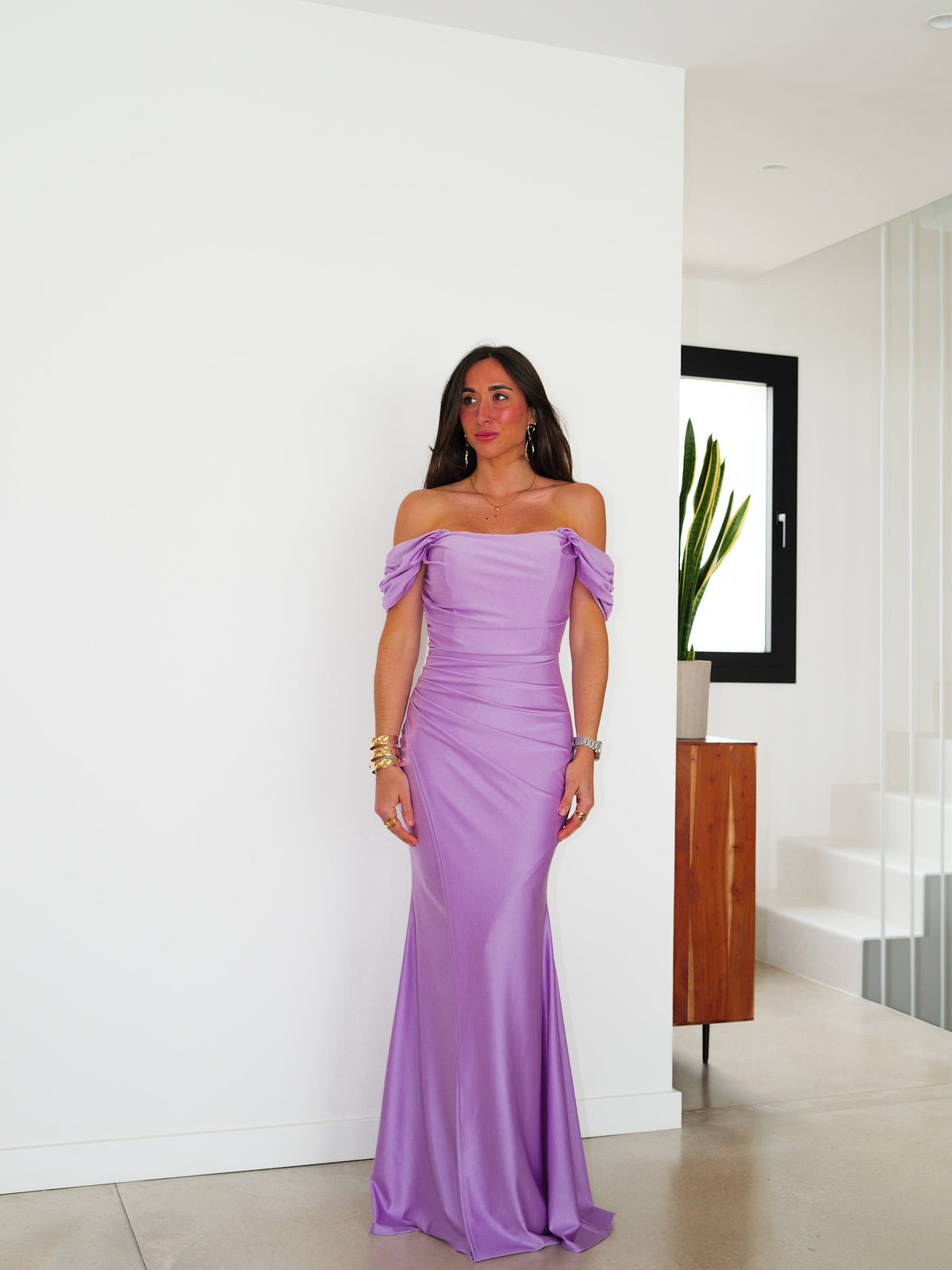 Vestido com mangas curtas em tom lilás