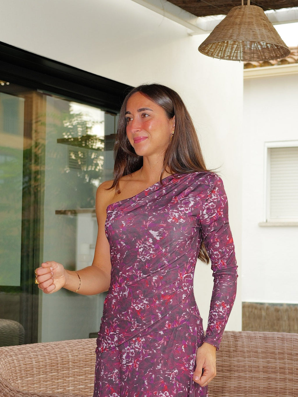 Vestido midi com manga assimétrica e padrão em tom de beringela