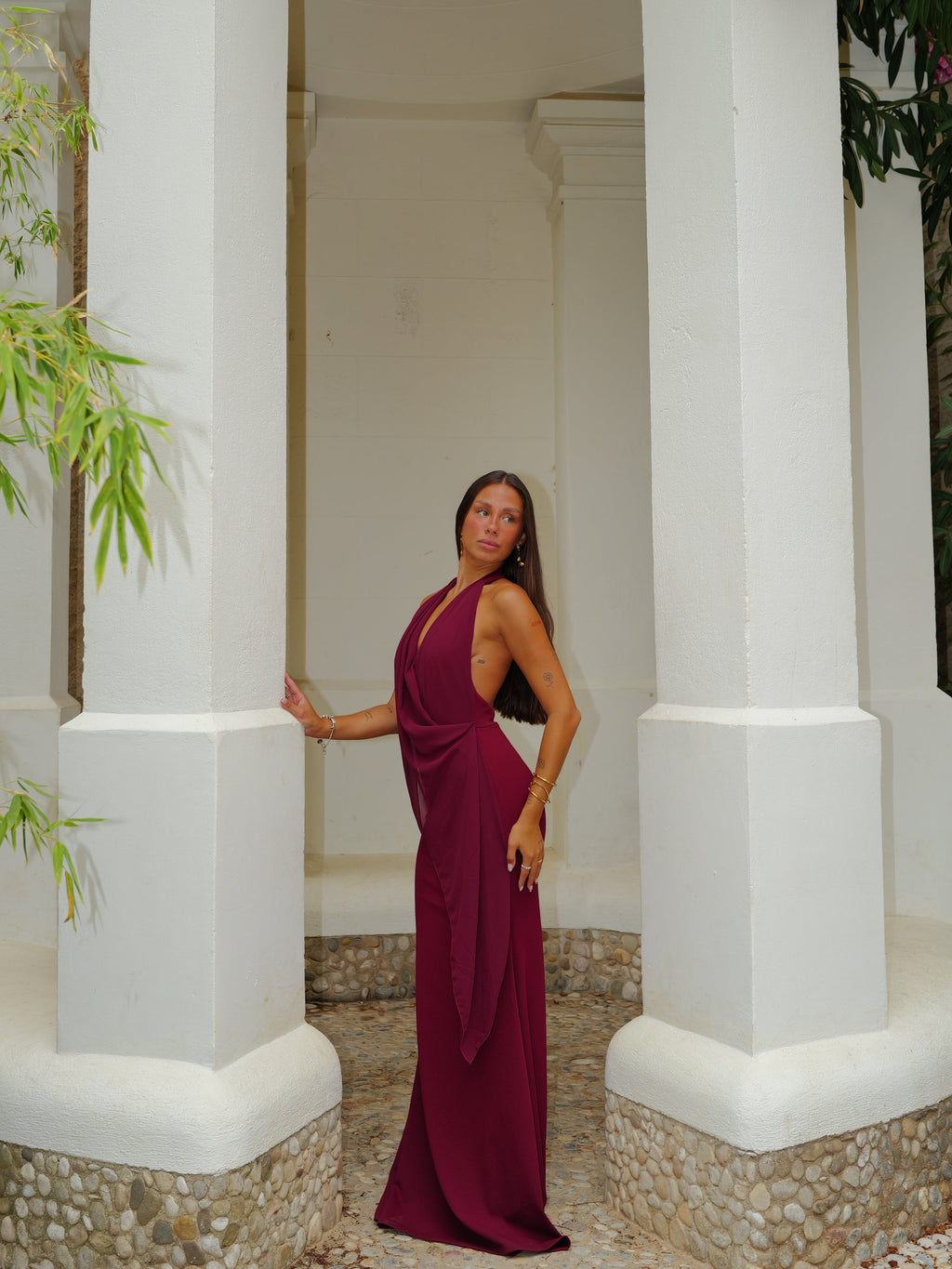 Vestido tipo capa assimétrico em tule bordô