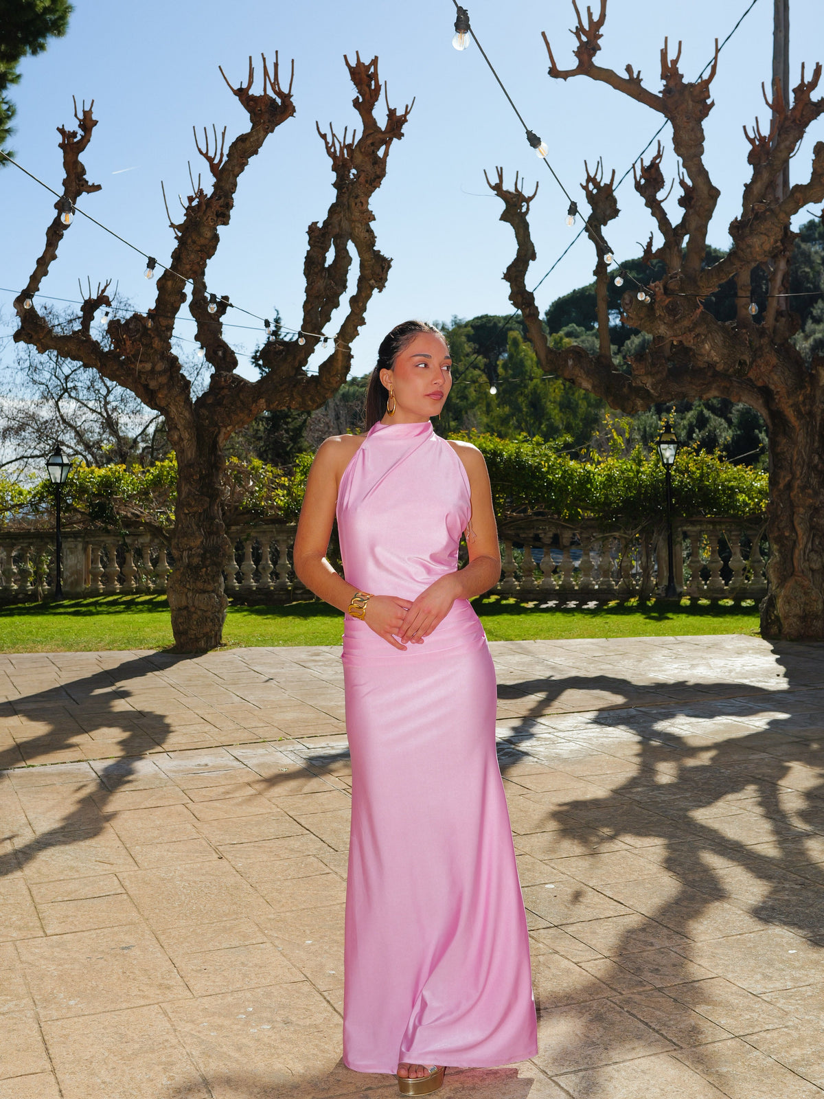 Vestido rosa com decote halter e franzido nas costas