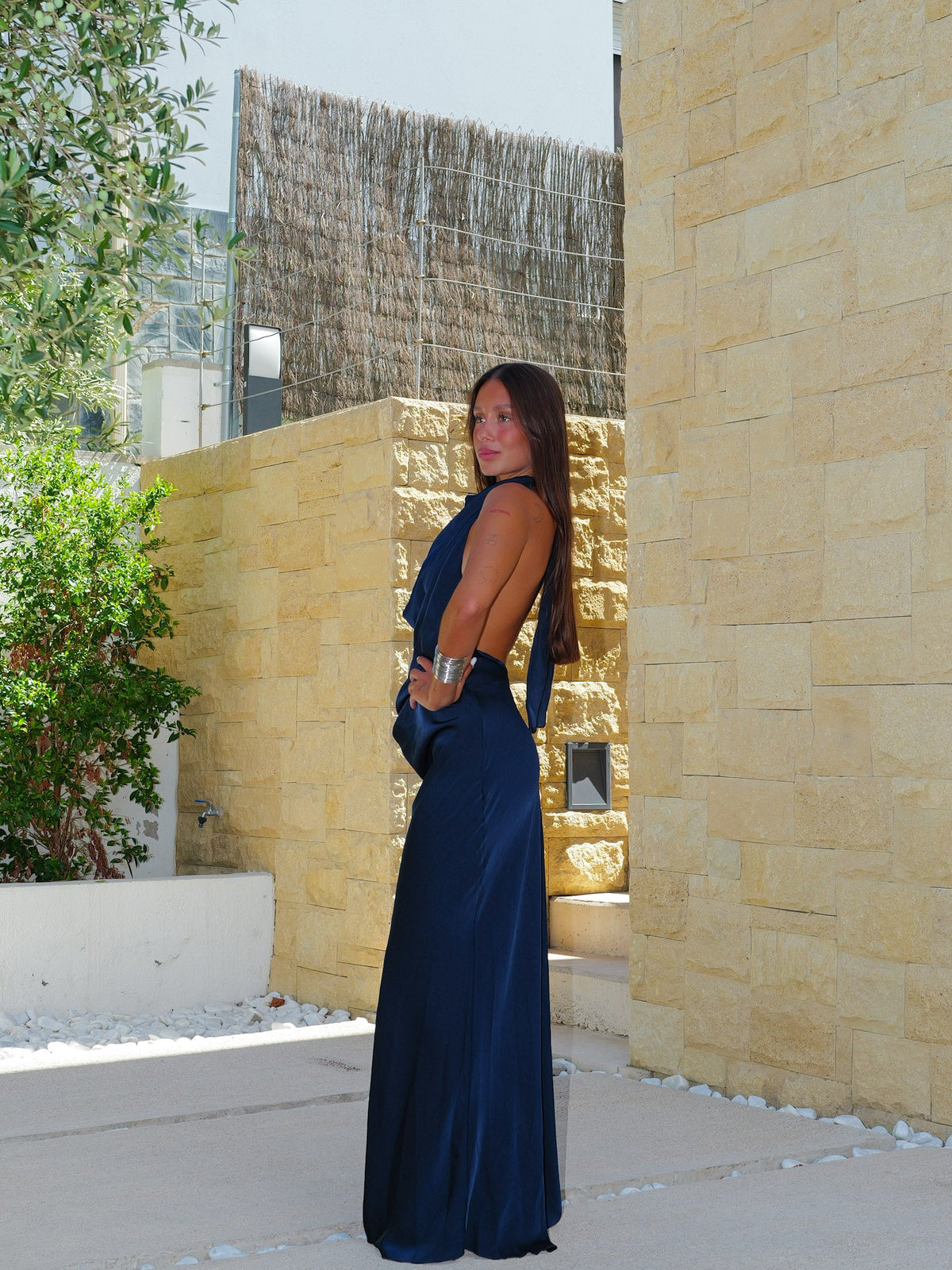 Vestido comprido em cetim, com decote halter nas costas, cor azul-marinho