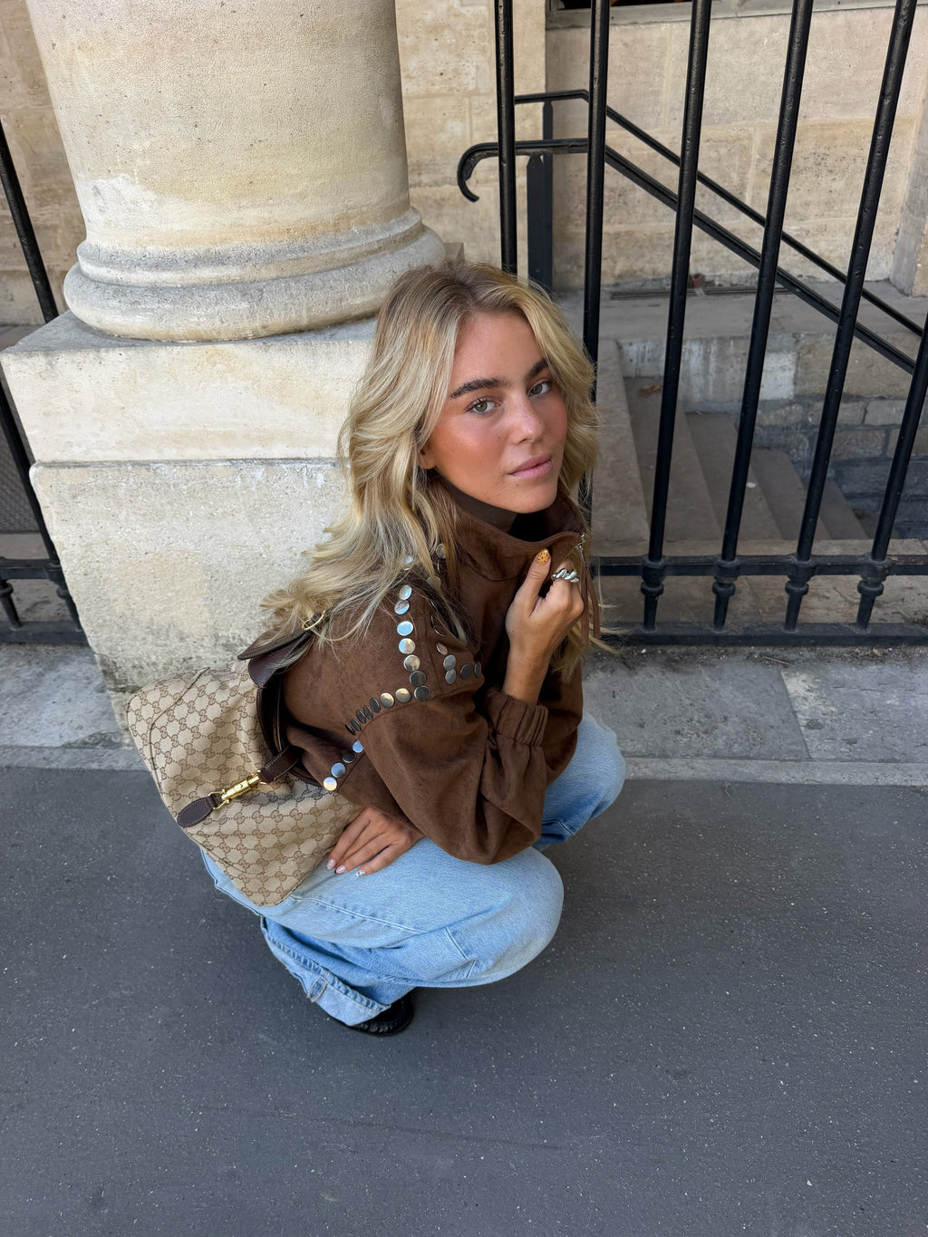 Chaqueta bomber Sasha con tachuelas