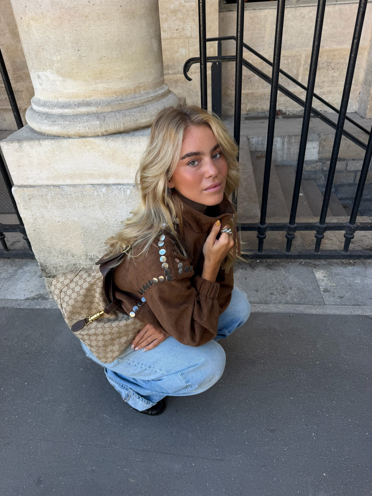 Chaqueta bomber Sasha con tachuelas