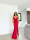Vestido rojo con escote en V de satén entrelazado
