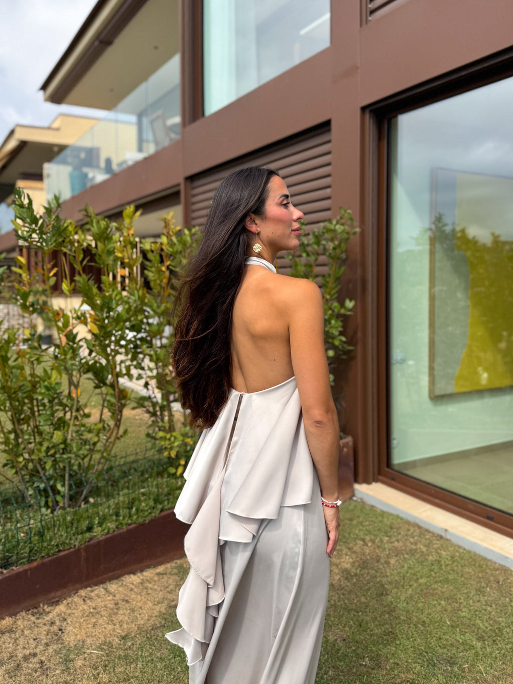 Vestido de cetim bege com capuz