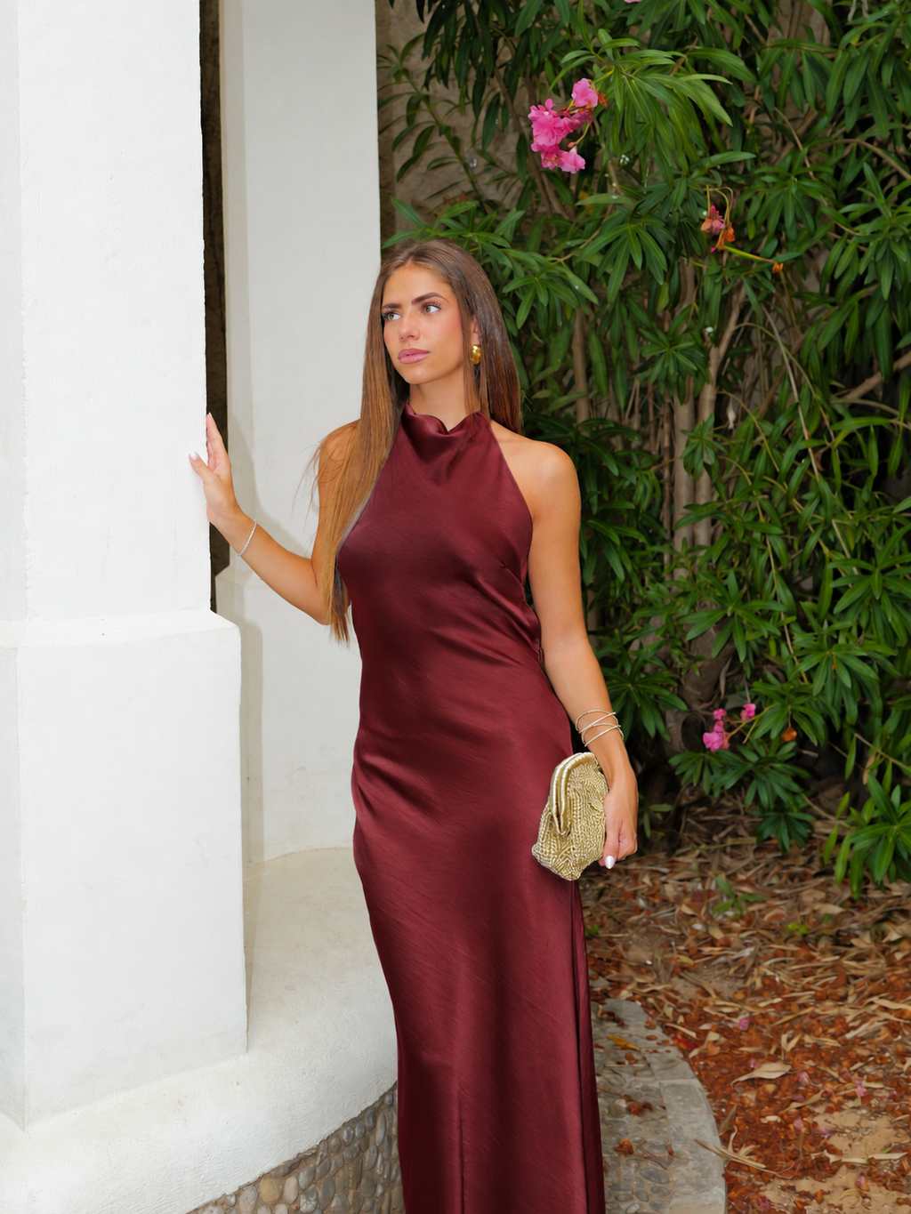 Vestido halter em cetim com costas em cor de bordô