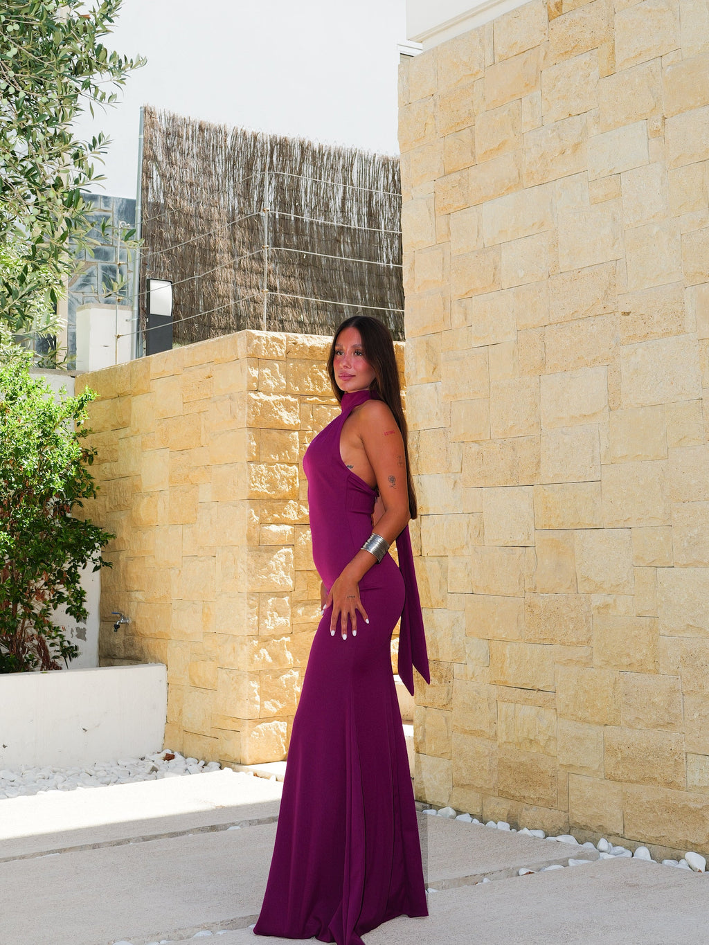 Vestido comprido com decote halter e laço, cor amarena
