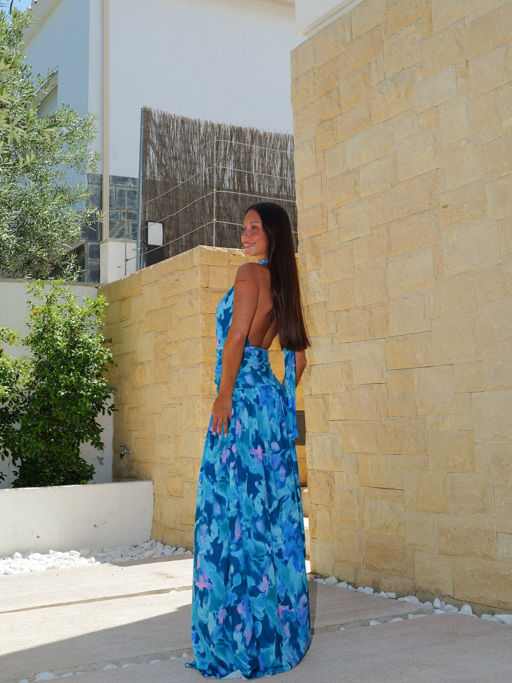 Vestido com decote halter e costas estampadas em azul
