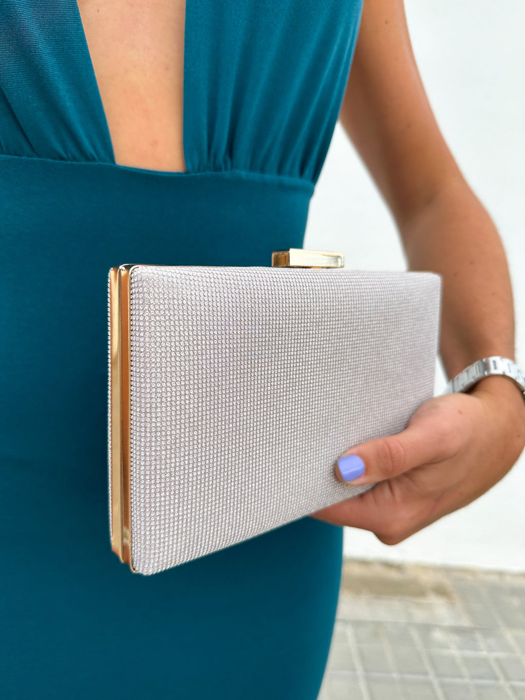 Clutch retangular dourada com brilhantes
