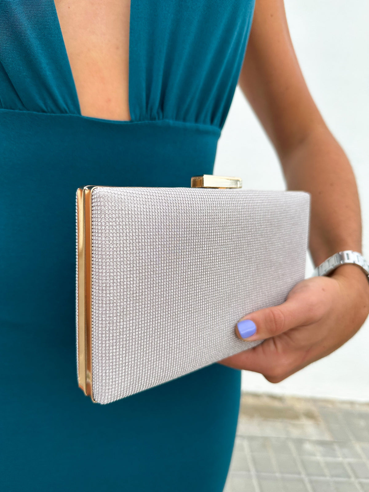 Clutch retangular dourada com brilhantes