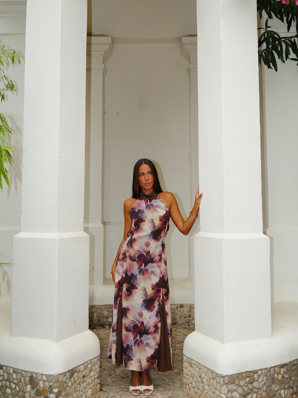 Vestido comprido com decote halter, estampado, em bege