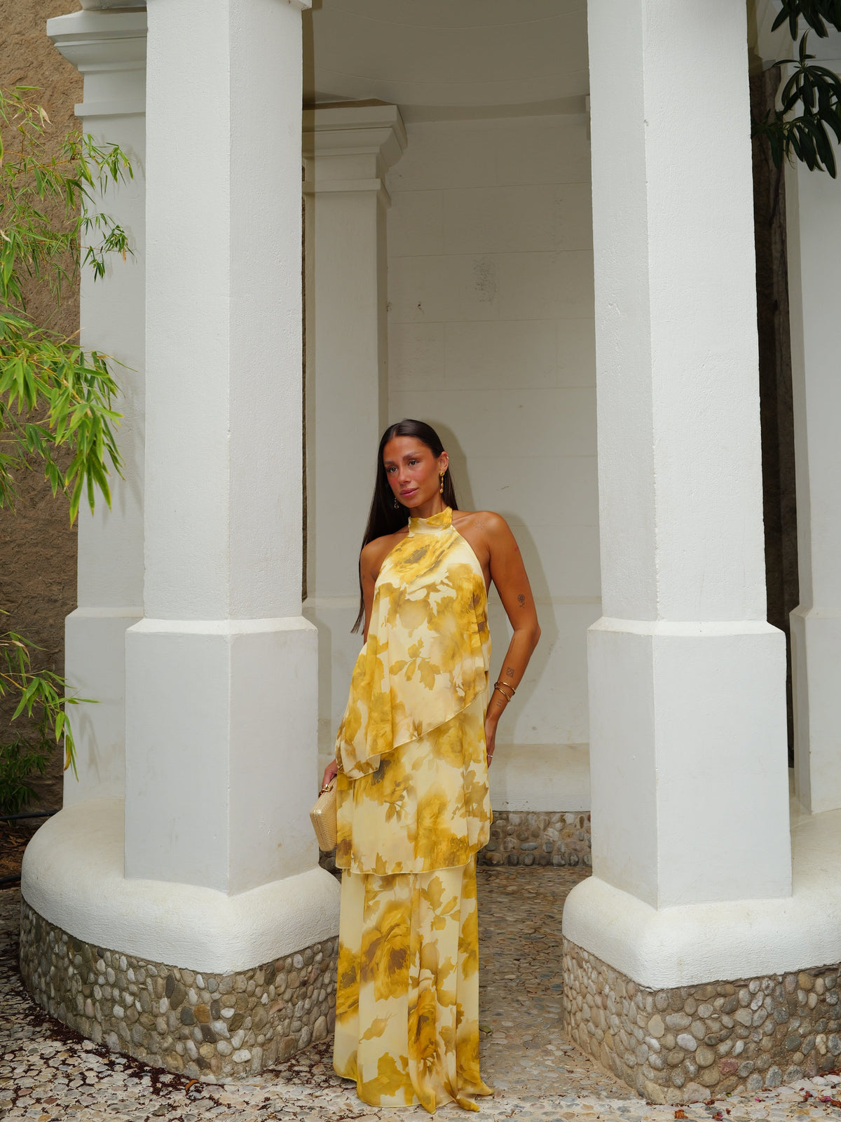 Vestido comprido com decote halter, folhos e padrão amarelo