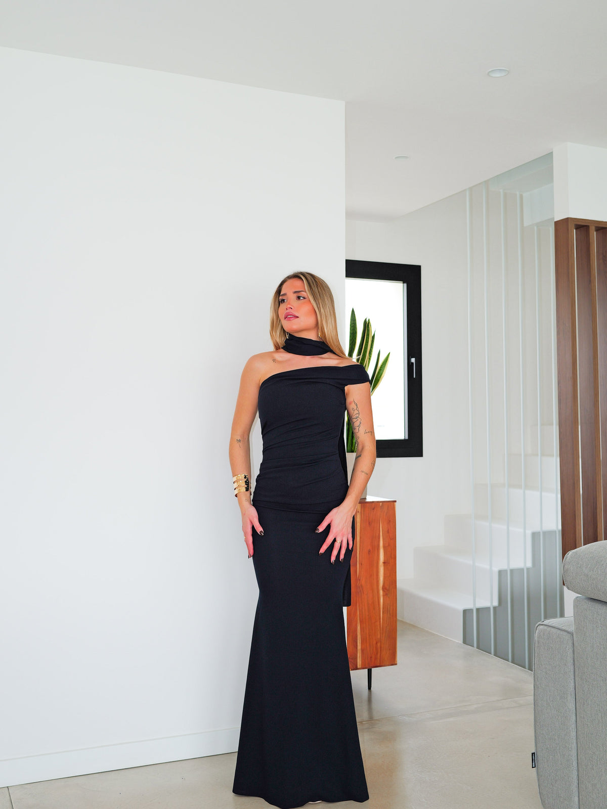 Vestido com gola choker e franzido assimétrico, cor azul-marinho