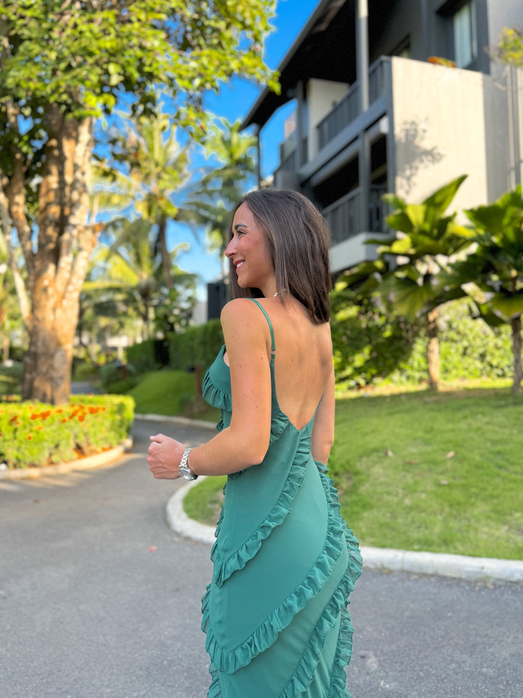Vestido com folhos em crepe cor de garrafa