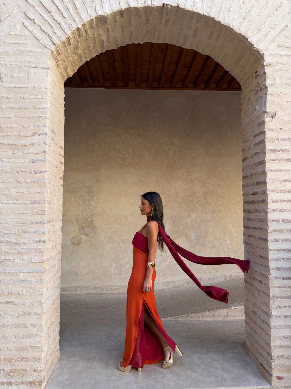 Zahara / Vestido em laranja e vermelho