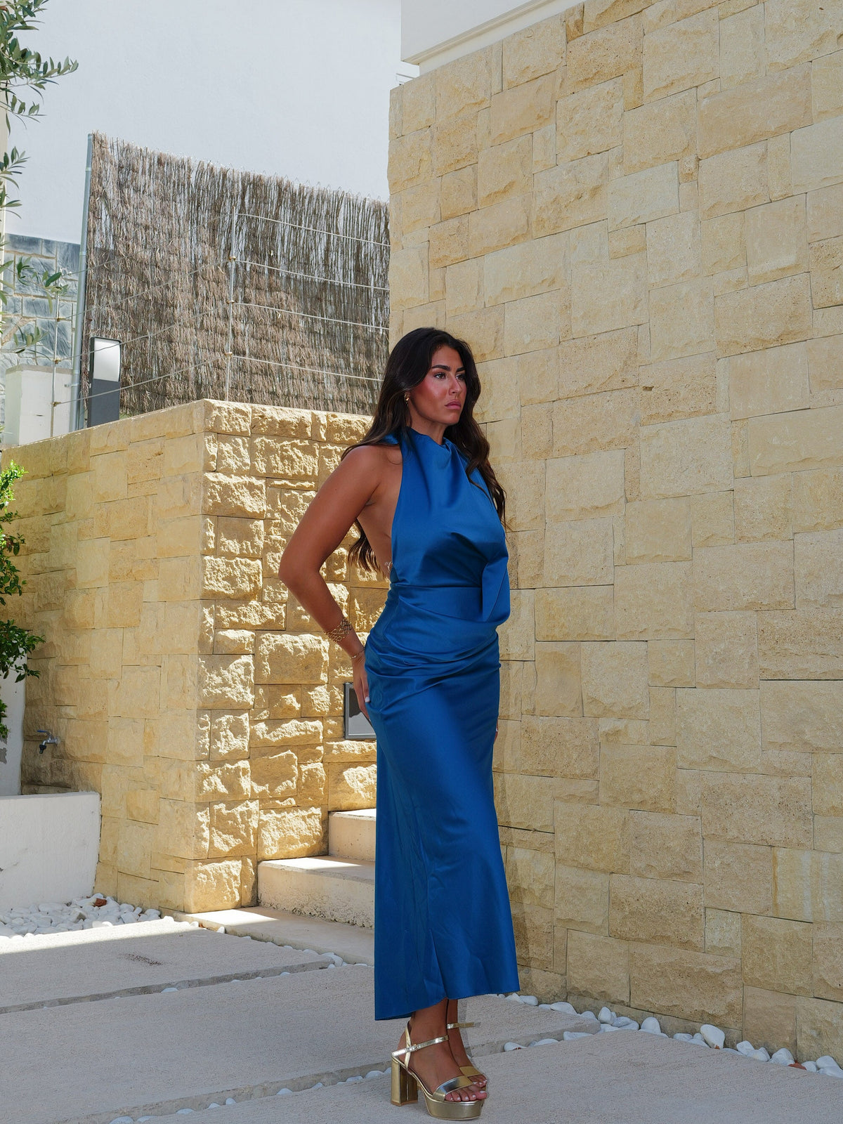 Vestido comprido de cetim com decote halter nas costas, cor petróleo