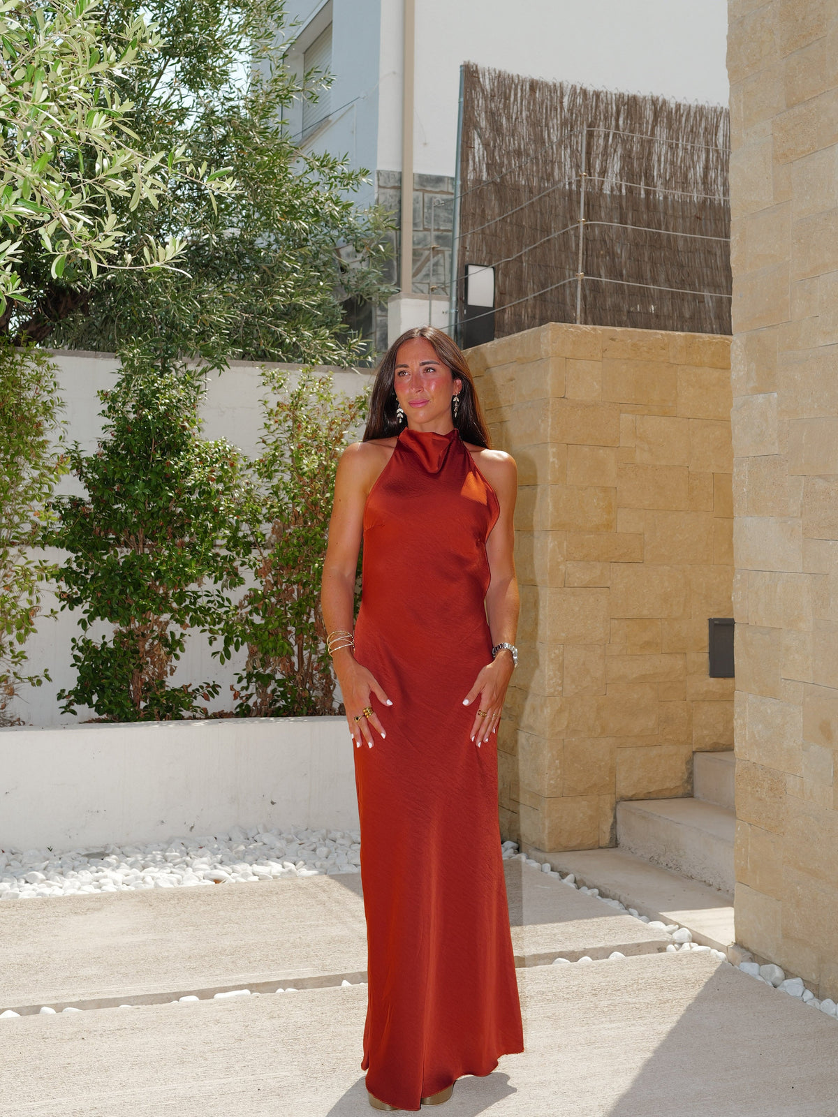 Vestido halter em cetim com decote nas costas em forma de caldeira