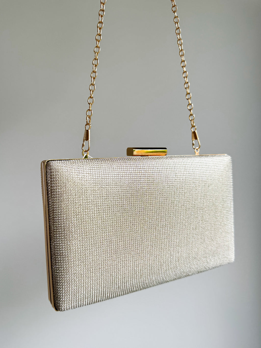 Clutch retangular dourada com brilhantes
