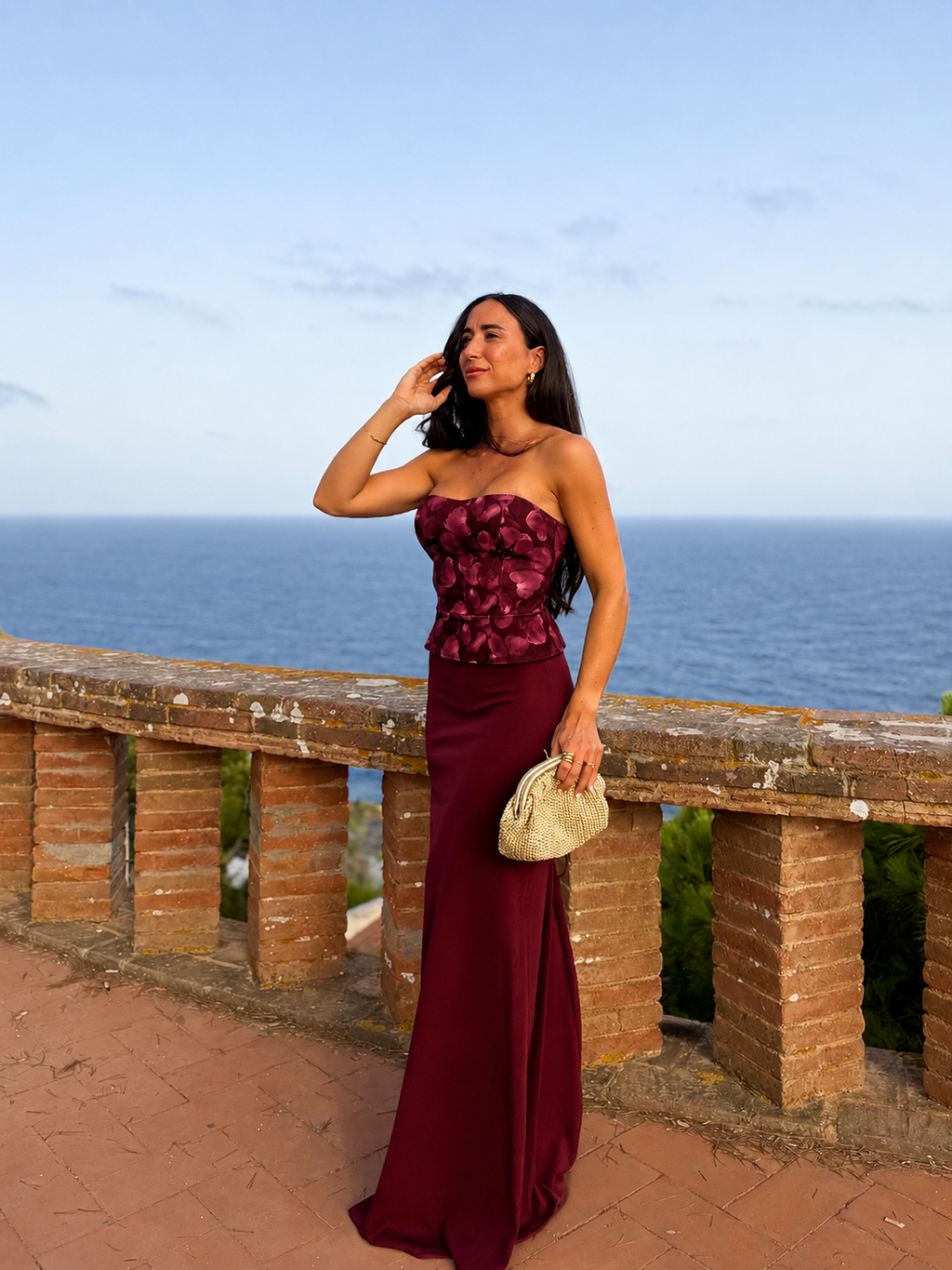 Vestido tipo espartilho com padrão em cor de bordô