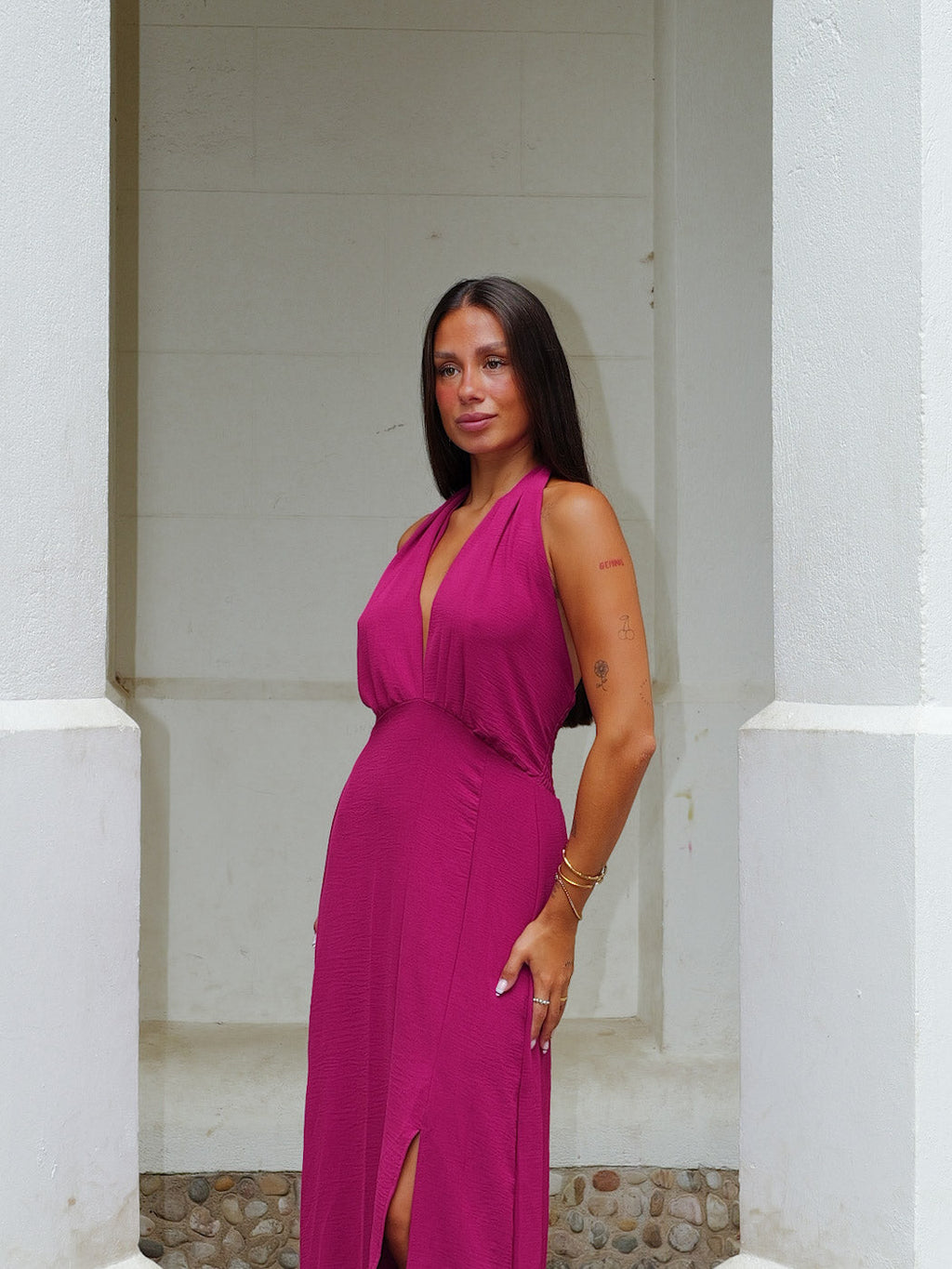 Vestido midi com decote cruzado na cor amarena