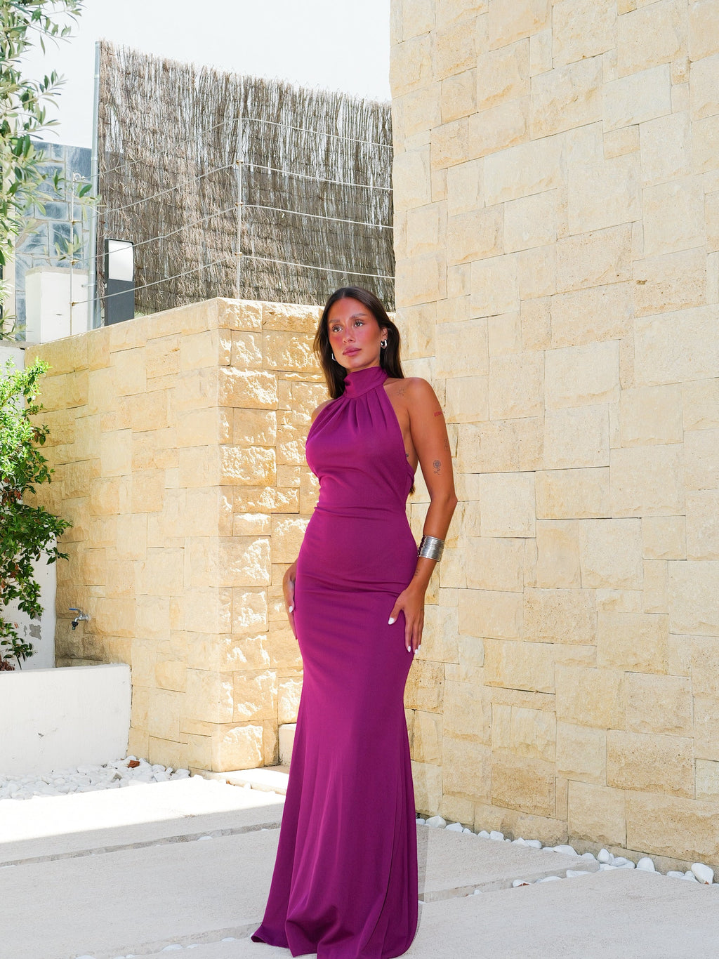 Vestido comprido com decote halter e laço, cor amarena