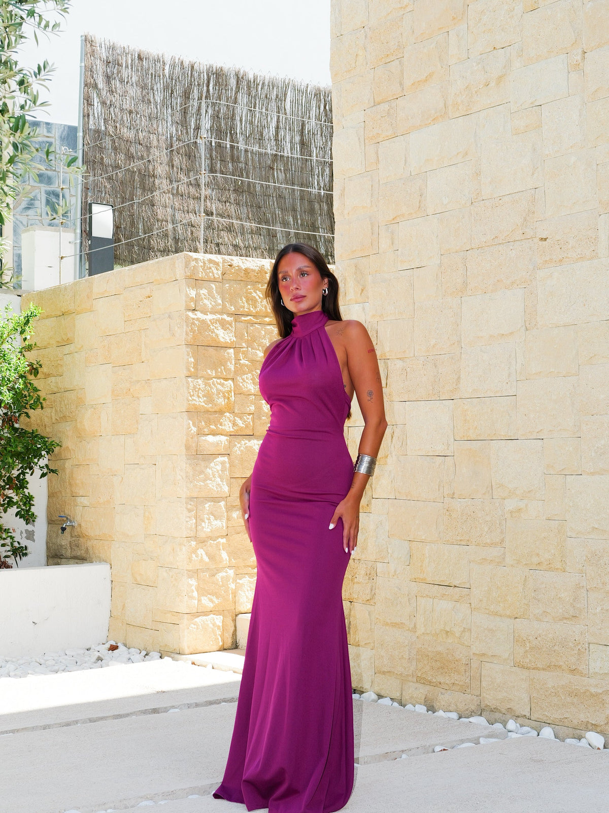 Vestido comprido com decote halter e laço, cor amarena
