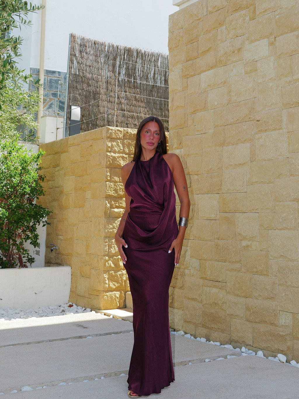 Vestido comprido de cetim com decote halter nas costas, cor beringela