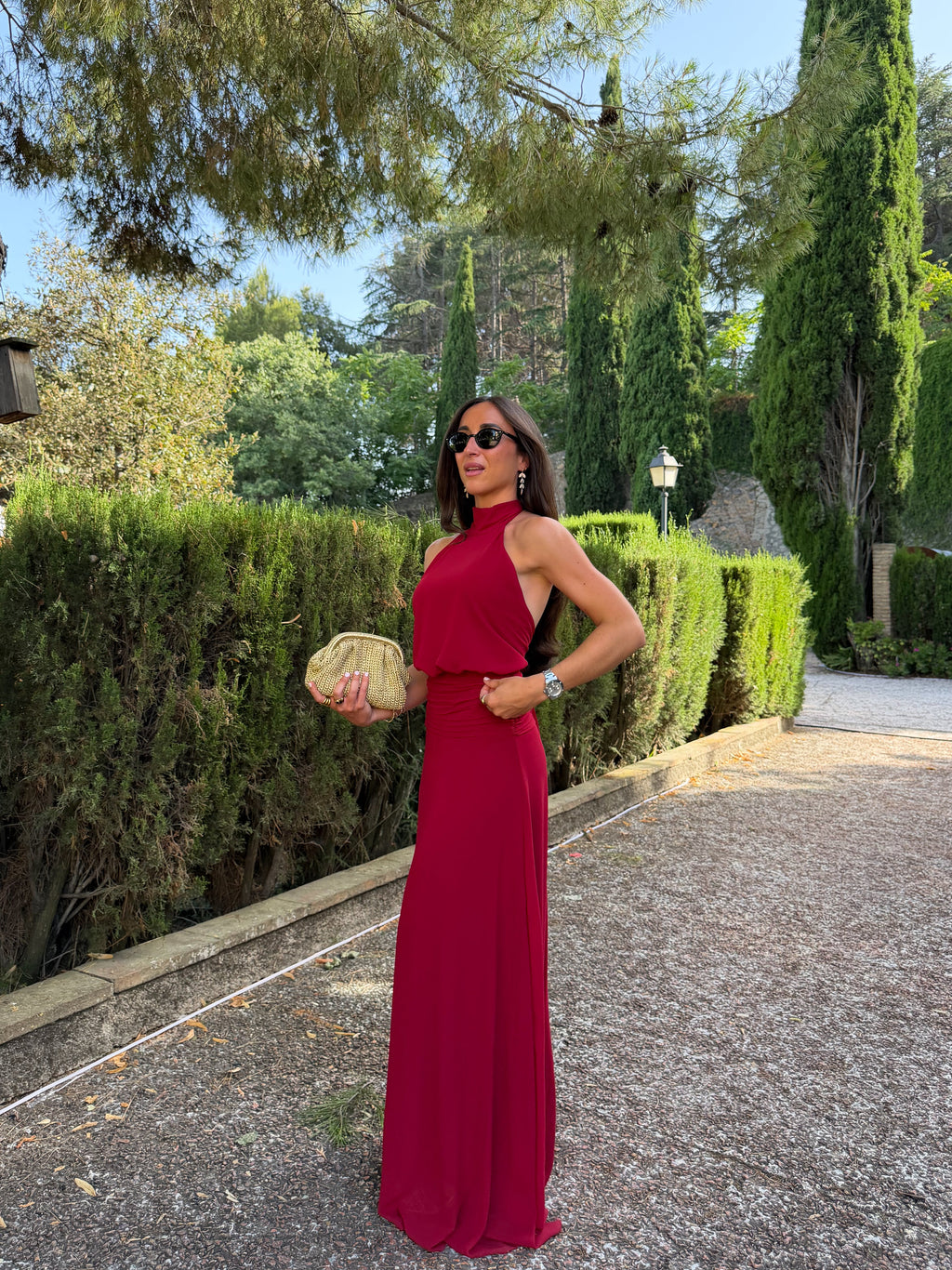 Vestido com decote halter e cintura drapeada, cor bordô