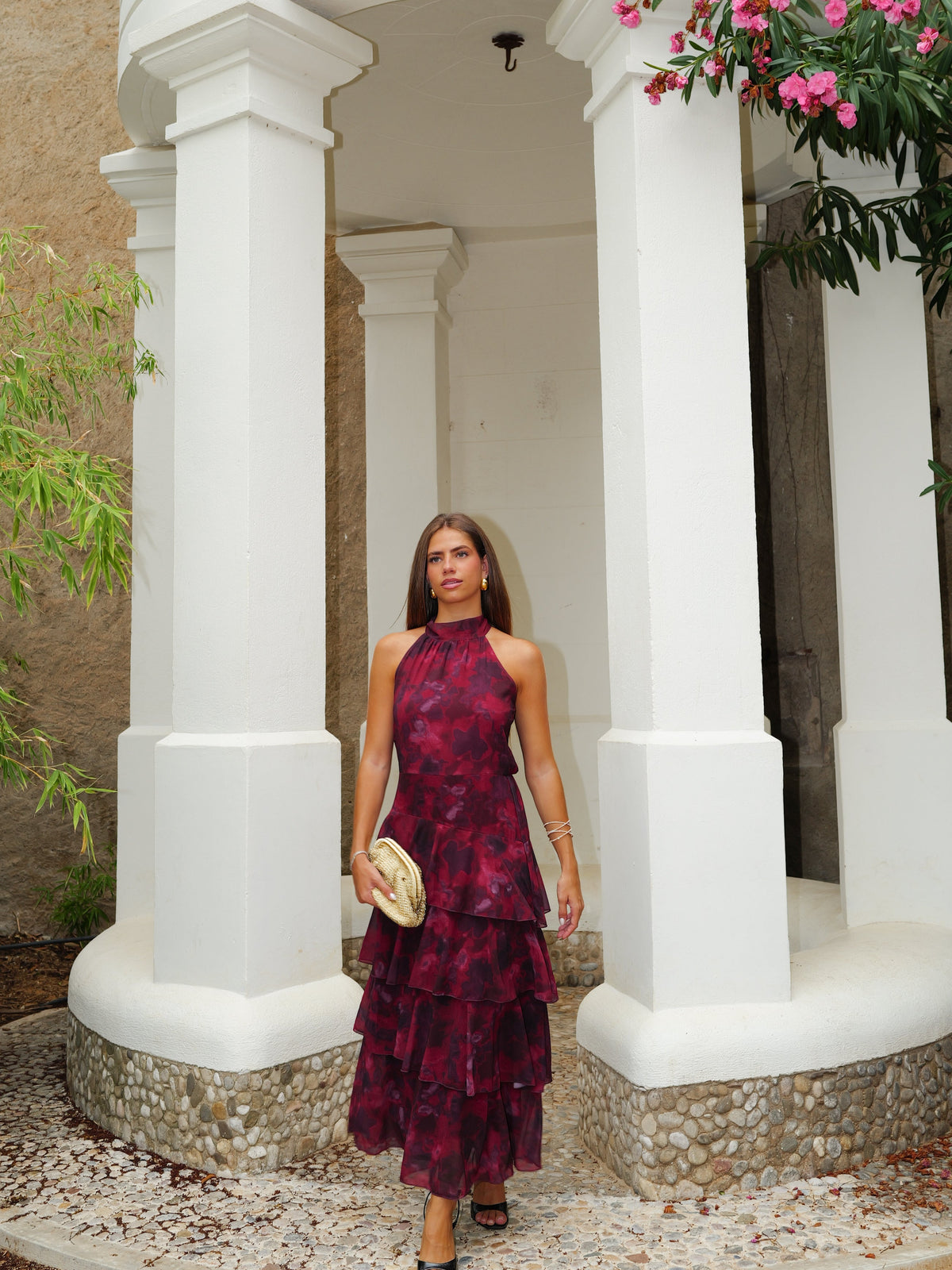 Vestido longo com decote halter, estampado e com folhos, cor vinho