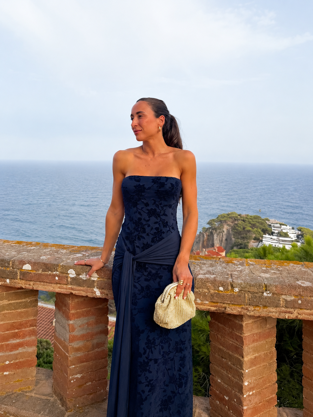 Vestido de tule com flores em azul-marinho