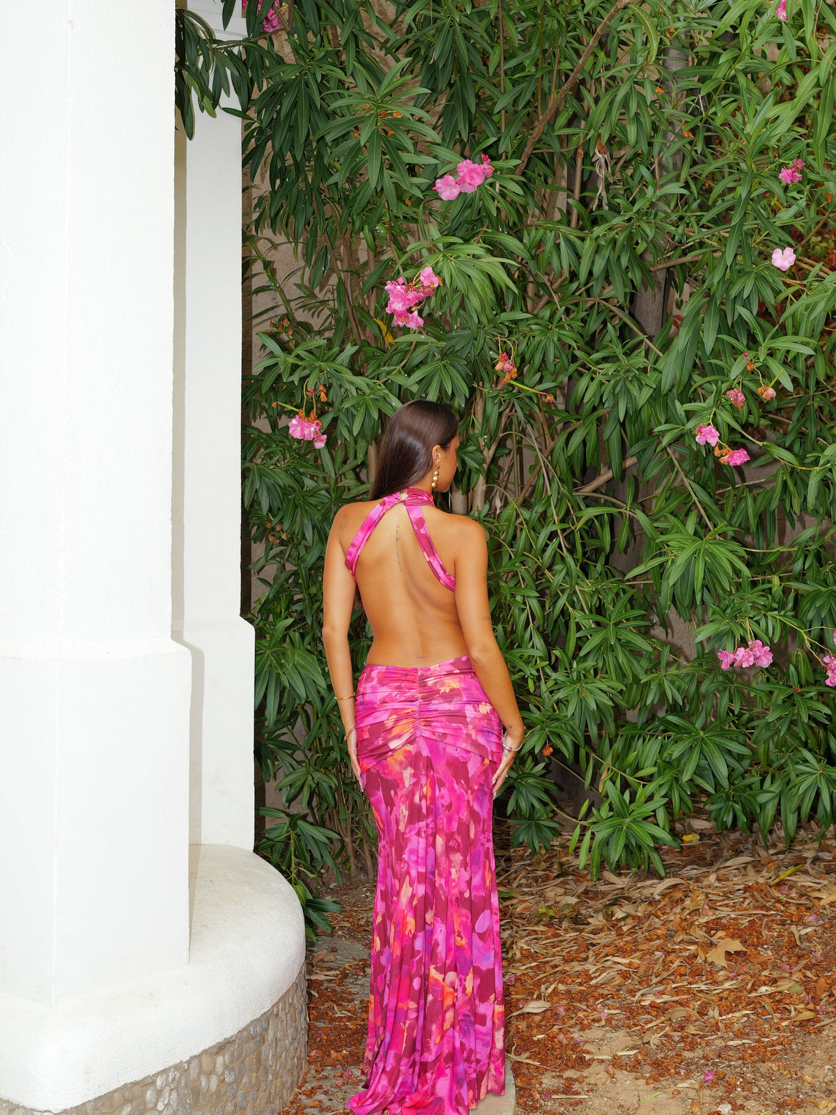 Vestido halter estampado com cintura aberta, cor fúcsia