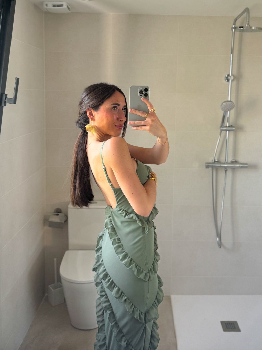 Vestido com folhos em crepe cáqui