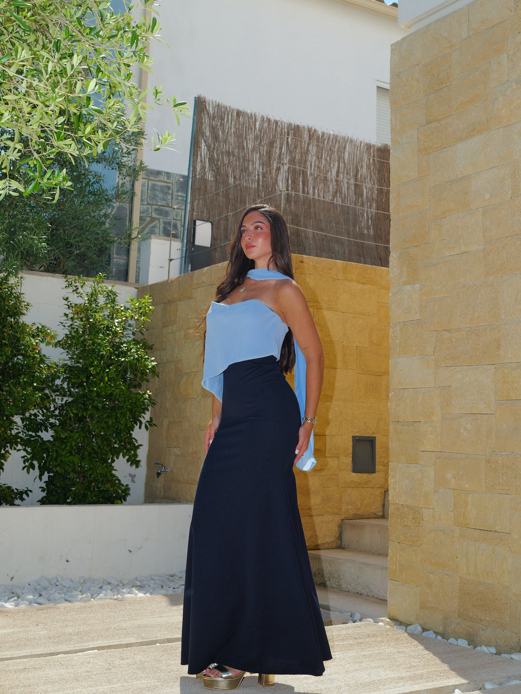 Vestido assimétrico em gaze bicolor azul-marinho