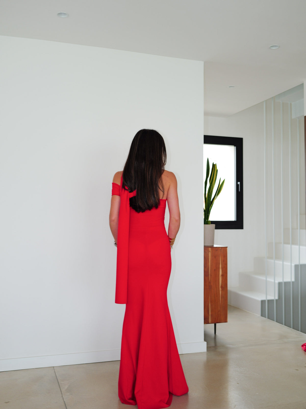 Vestido vermelho com gola choker e franzido assimétrico