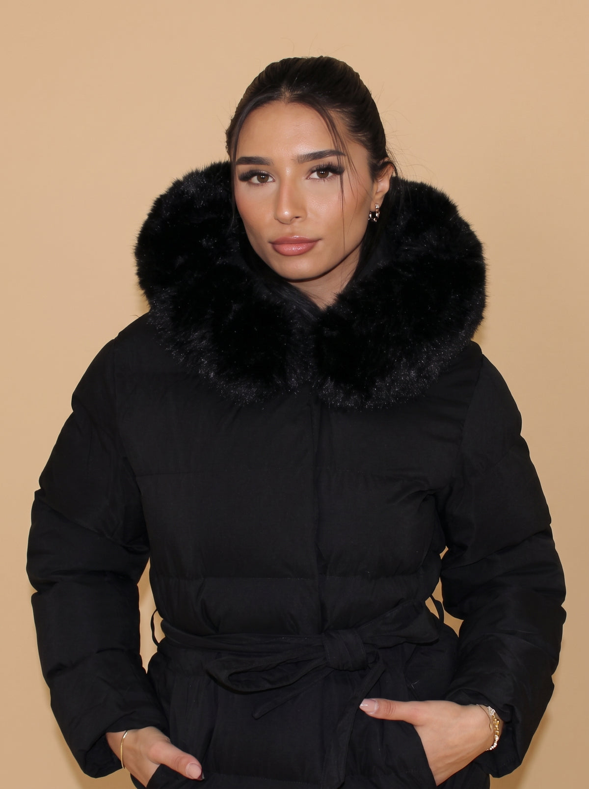 Parka comprida com pelo sintético preta