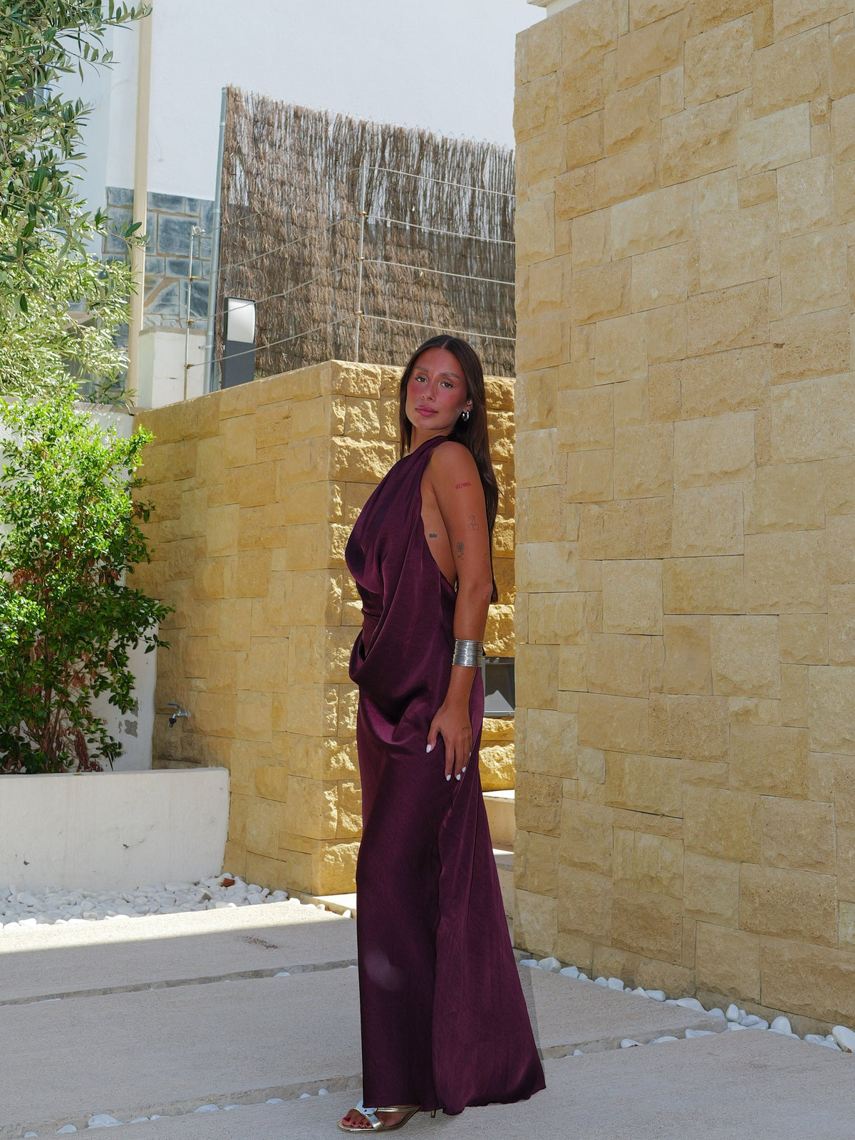 Vestido comprido de cetim com decote halter nas costas, cor beringela