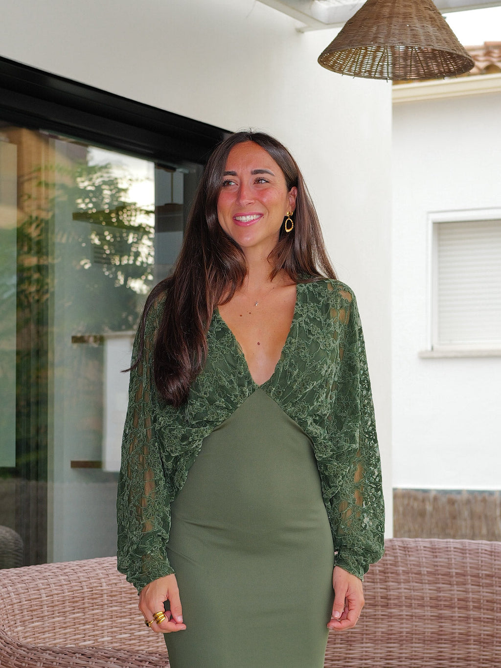 Vestido comprido com mangas de renda em veludo verde-oliva