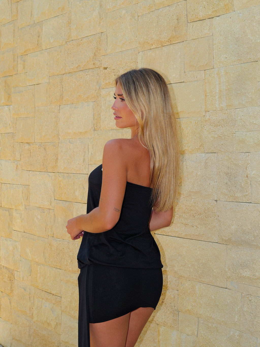 Vestido mini preto com detalhes em tachas