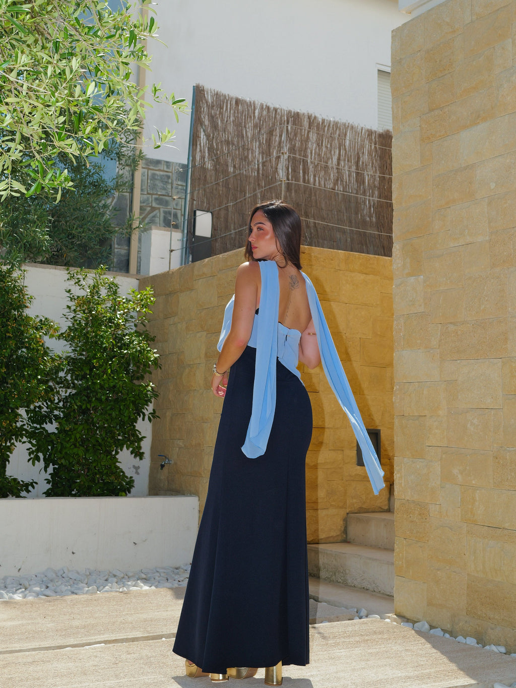 Vestido assimétrico em gaze bicolor azul-marinho