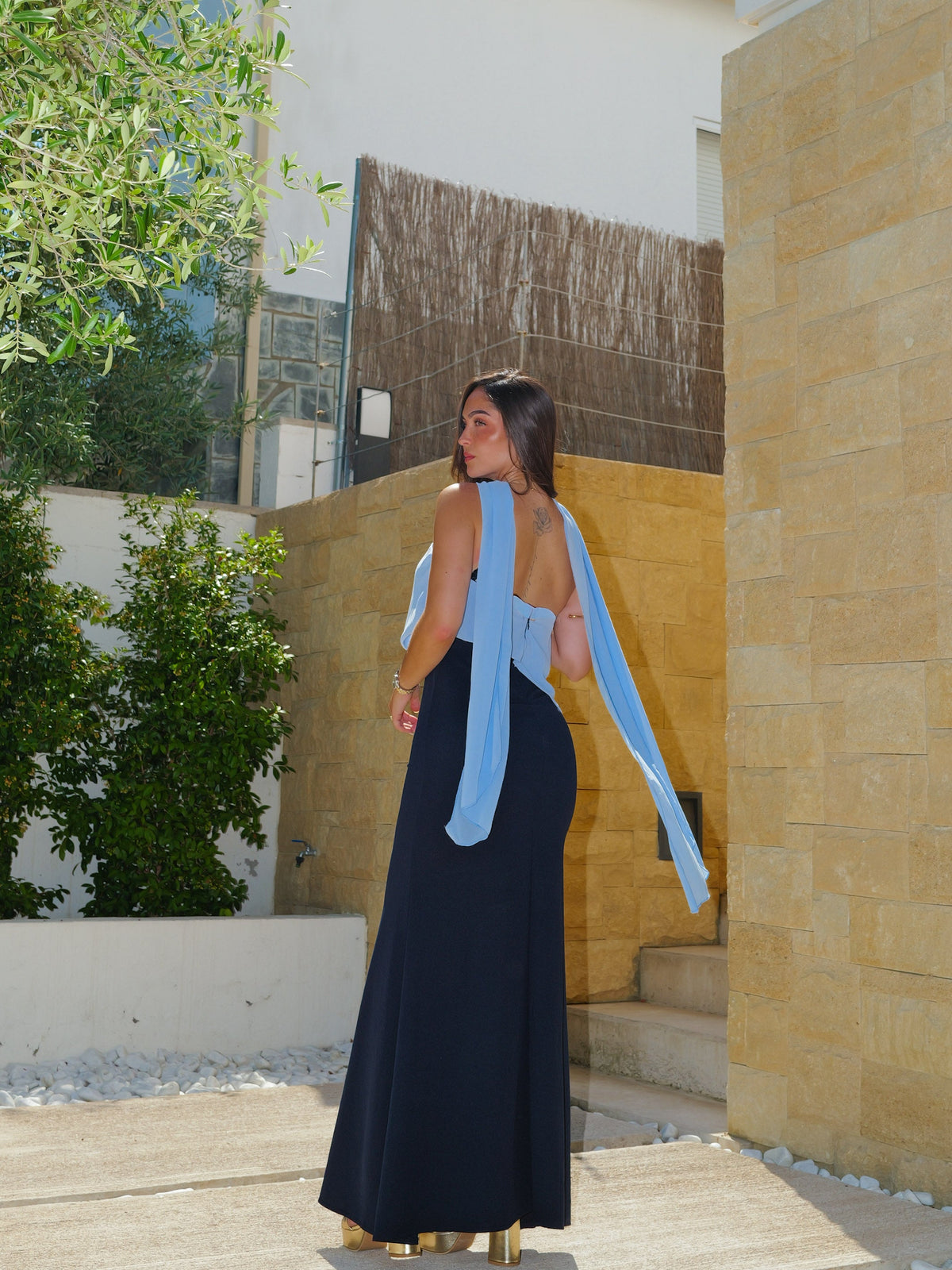 Vestido assimétrico em gaze bicolor azul-marinho