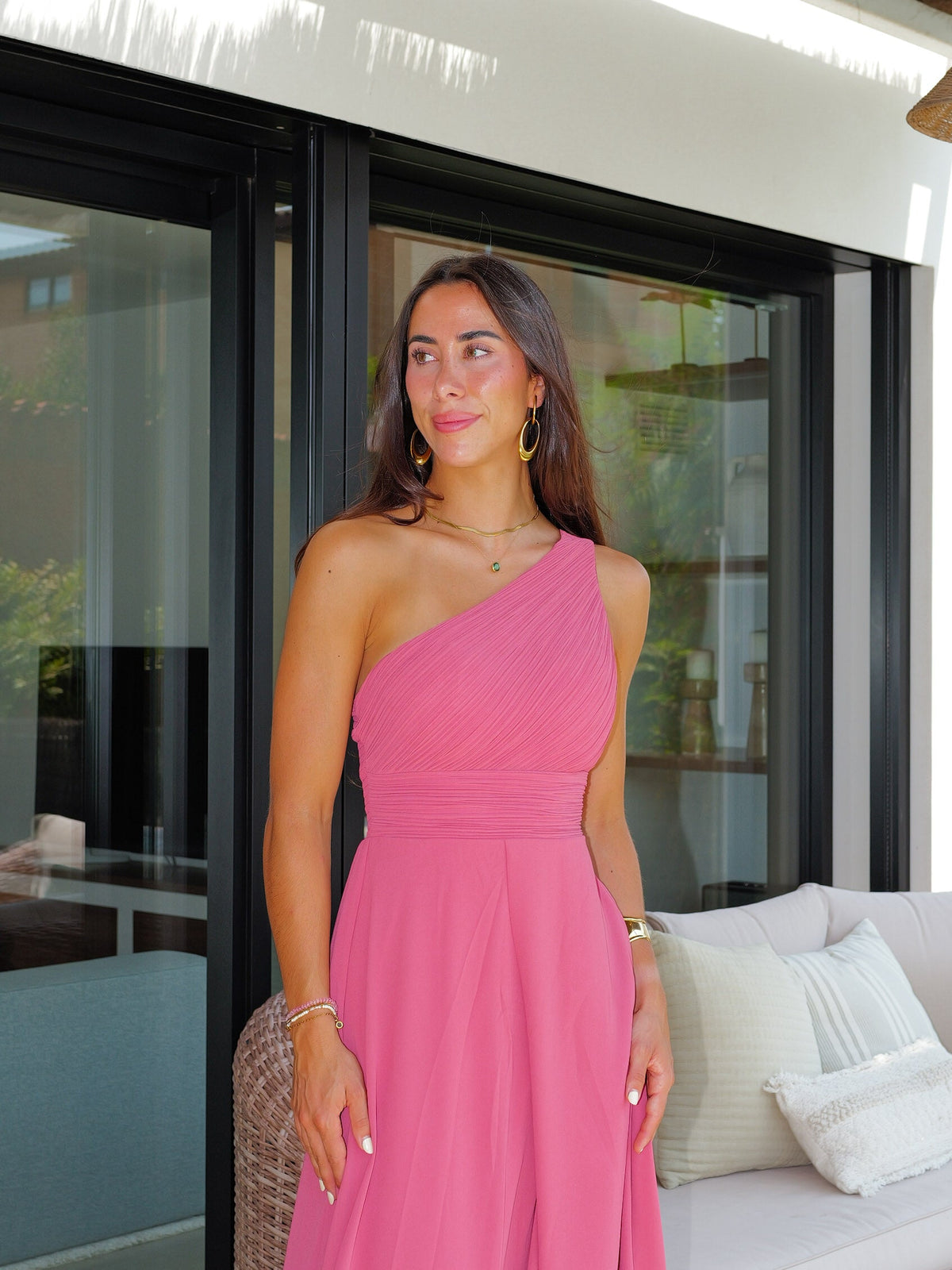 Vestido comprido assimétrico plissado em tom de coral