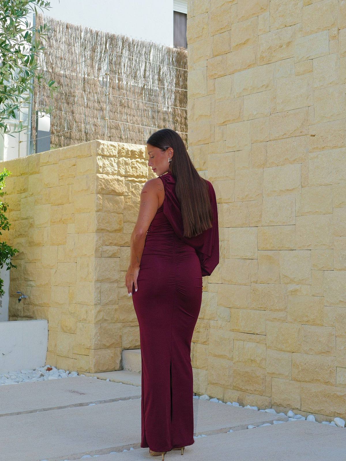 Vestido comprido com manga assimétrica e cape em cor de vinho