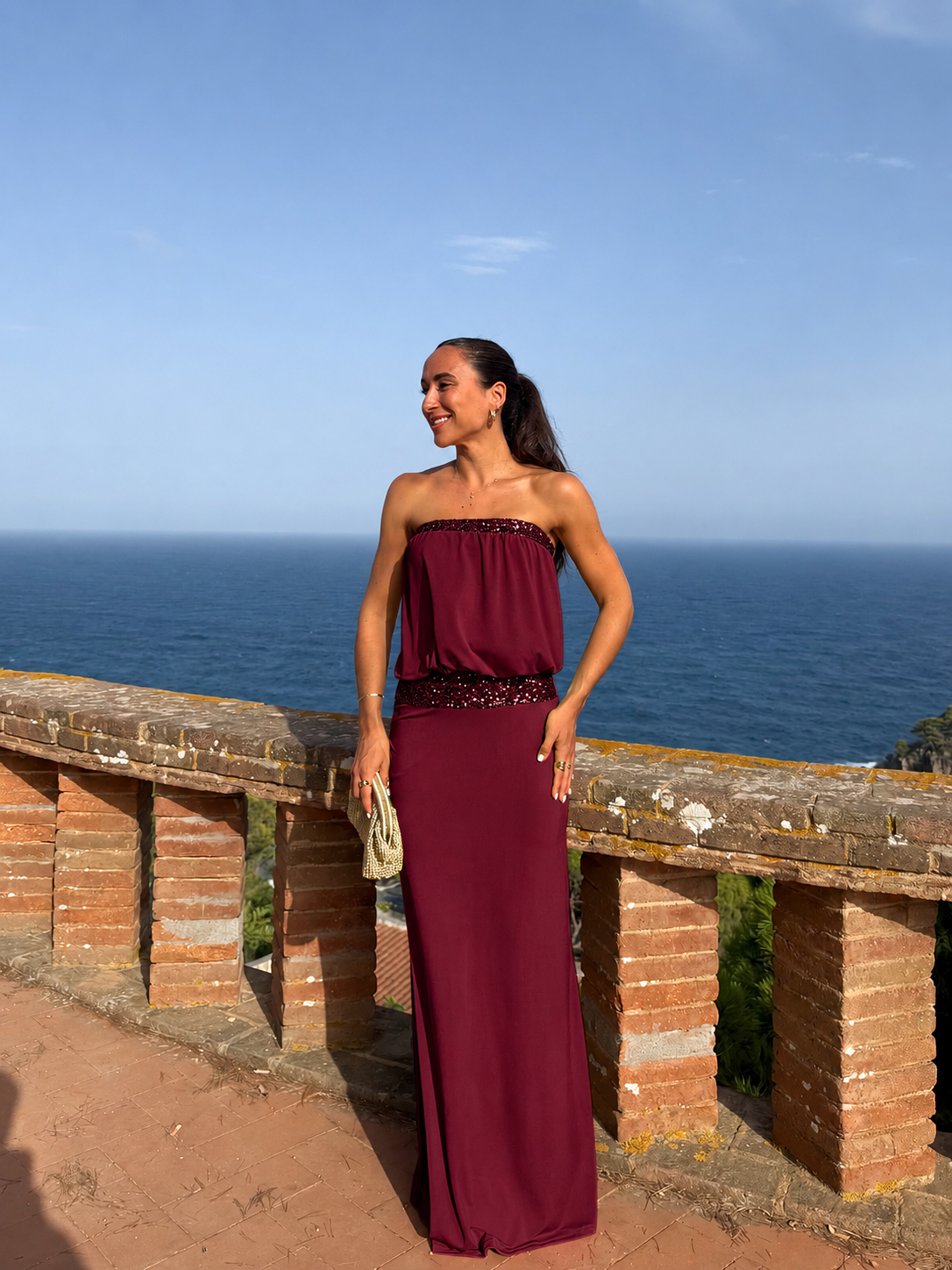 Vestido comprido com padrão de glitter cor de bordô